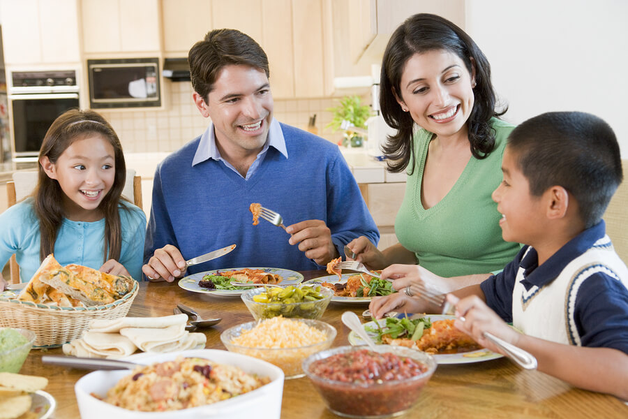 family screen-free dinnertime