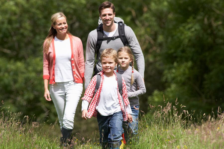 family hiking phone-free