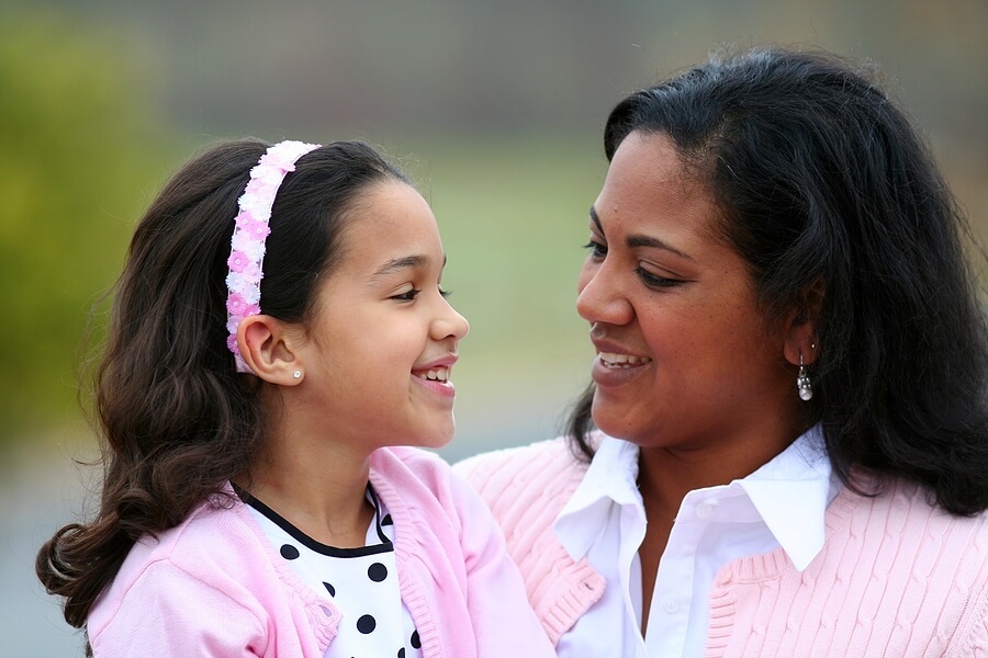 MotherandDaughterTalking,MomtalkingtoYoungDaughter