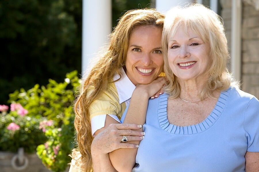 SmilingWomen,MomandDaughter