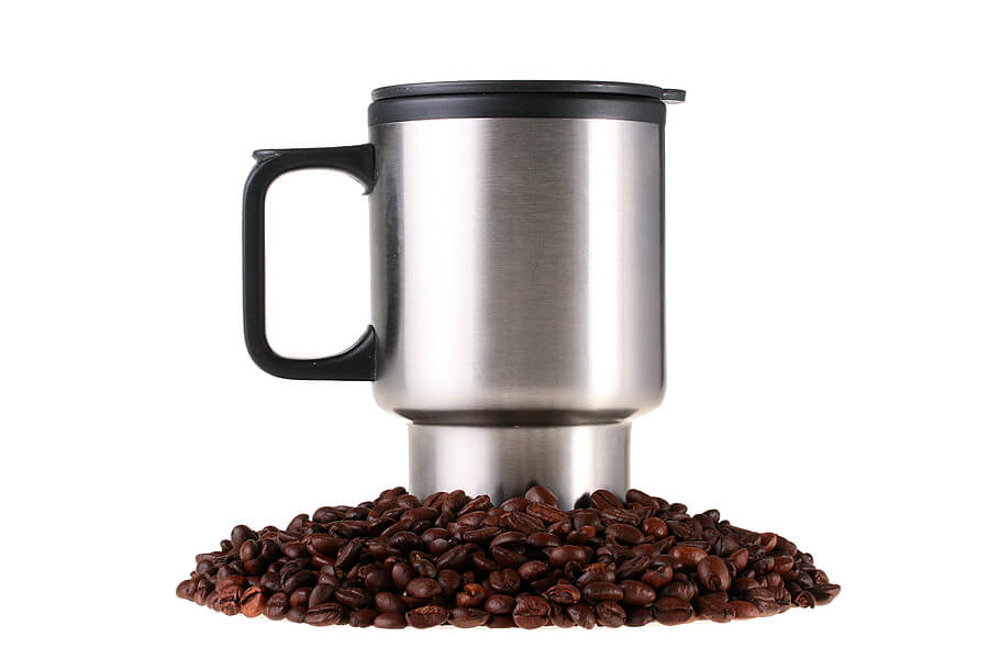 stainlesssteeltravelmugonpileofcoffeebeans