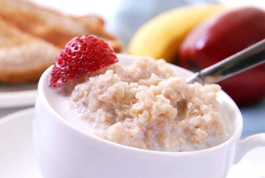 oatmealwithstrawberriesinamug