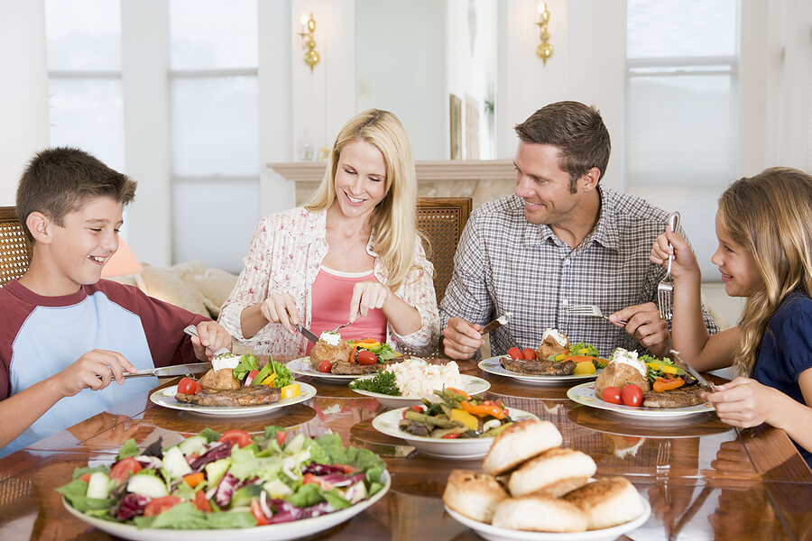 NewYearsResolution,familyeatinghealthydinnertogether