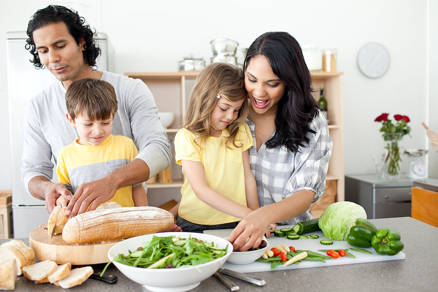 Familymakingsaladforlunch