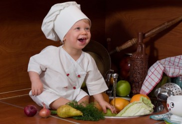 KidsintheKitchen,RinsingVegetables,ChildRinsingVegetables