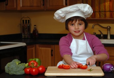 KidsintheKitchen,ChildCuttingVegetables